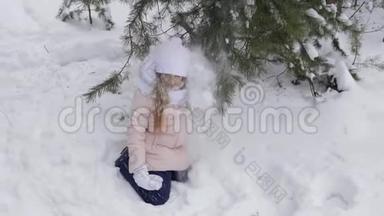 坐在雪松树下的少女..